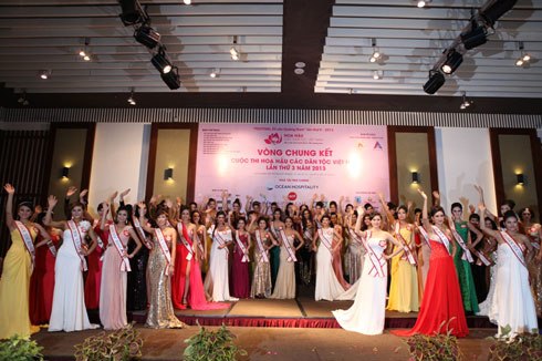 Bạn Nguyễn Thị Nhung, sinh viên lớp K781B1 vào đêm chung kết "Hoa hậu các dân tộc Việt Nam 2013"